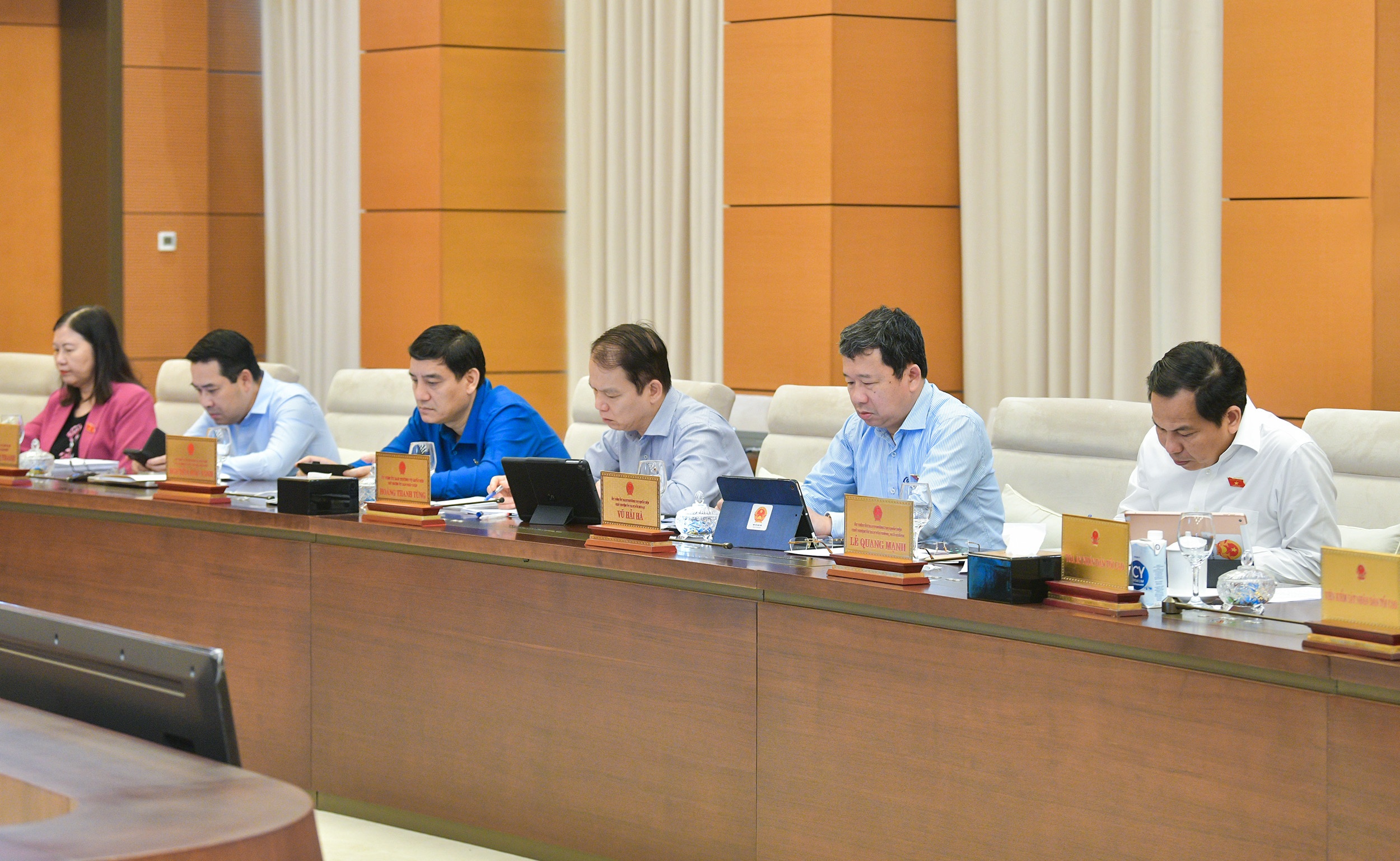 Các đại biểu dự phiên họp thứ 32 của Ủy ban Thường vụ Quốc hội sáng 16/4 (Ảnh: Hồng Phong).