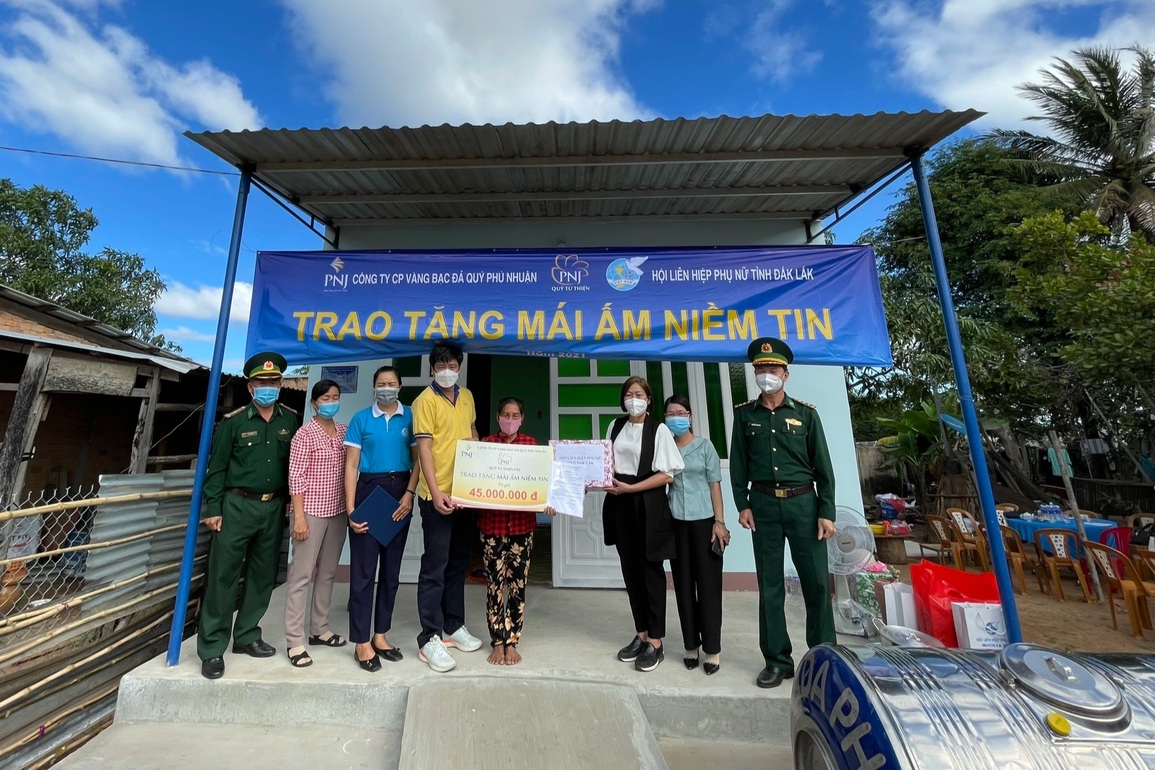 Trao tặng nhà trước Tết Nguyên đán cho gia đình nghèo huyện biên giới - 1 Trao tặng nhà trước Tết Nguyên đán cho gia đình nghèo huyện biên giới - 1