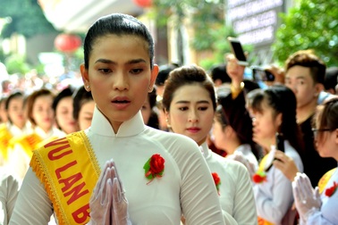 Hoa hậu Trương Thị May và những cành hồng ý nghĩa trong lễ Vu Lan