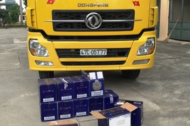 Bắt xe tải chở gần 300 chai rượu ngoại không rõ nguồn gốc