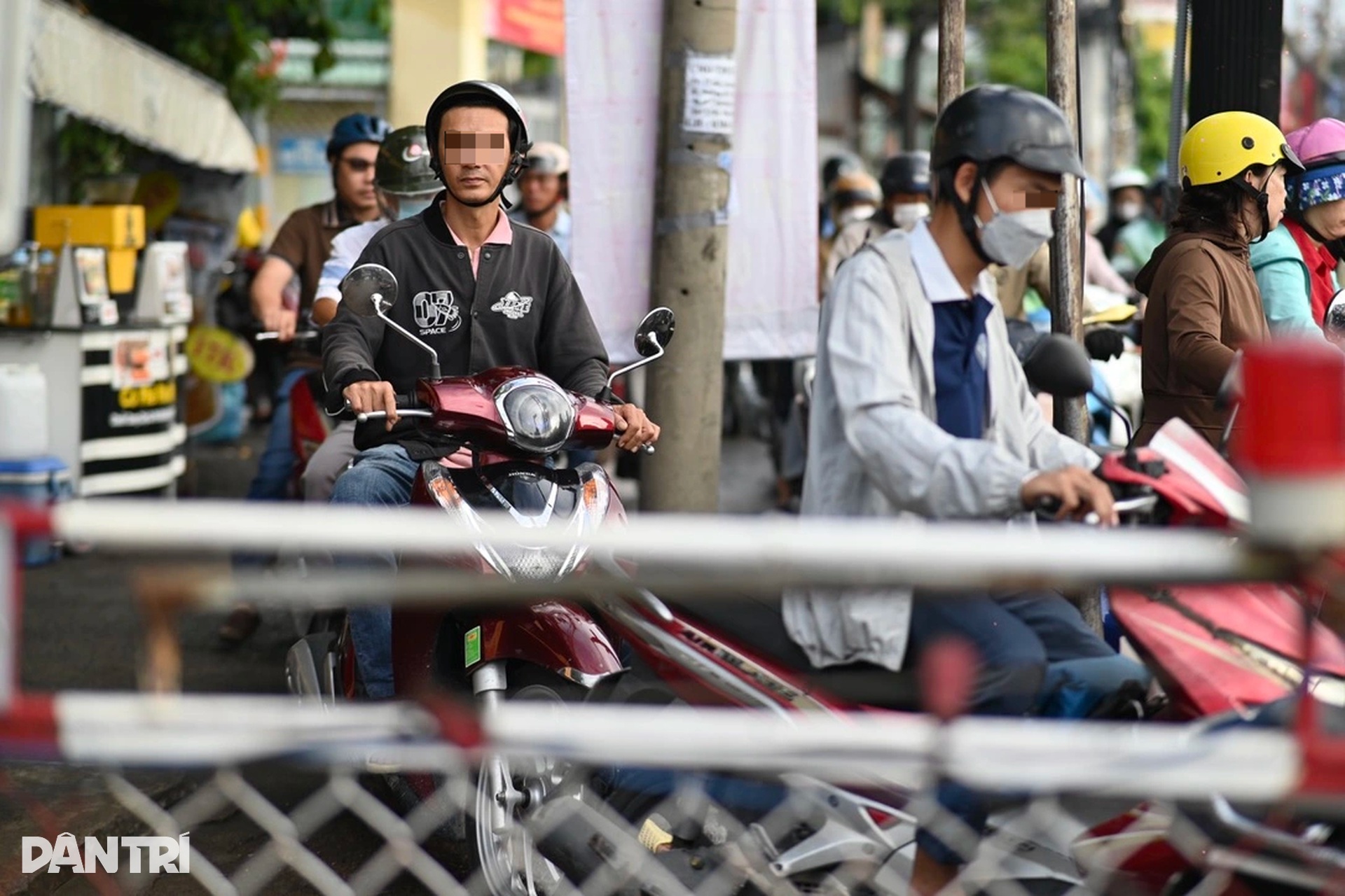 Ùn ứ kéo dài tại cửa ngõ TPHCM ngày đầu đi làm sau lễ - 4 Ùn ứ kéo dài tại cửa ngõ TPHCM ngày đầu đi làm sau lễ - 4