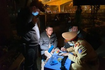 Hai nam thanh niên mang súng đi "bát phố"