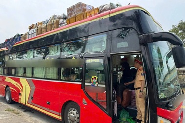 Xe khách chất hàng kín nóc, bị CSGT phạt hơn 11 triệu đồng