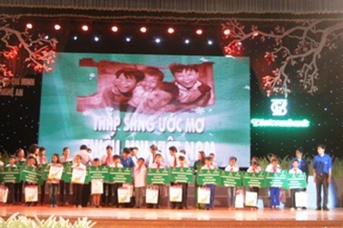 Hàng trăm suất quà đến HS qua chương trình "Thắp sáng ước mơ"