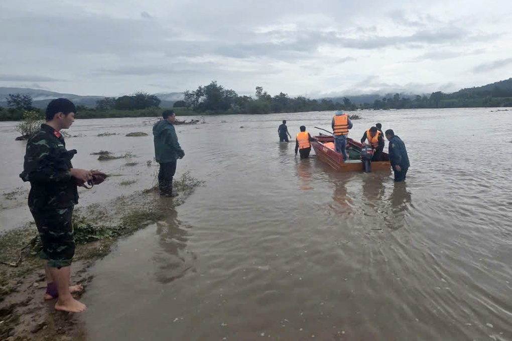 Giải cứu 10 người bị nước lũ cô lập khi đi làm rẫy - 1 Giải cứu 10 người bị nước lũ cô lập khi đi làm rẫy - 1