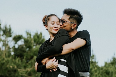 Phan Hiển và Khánh Thi trao nhau nụ hôn ngọt ngào sau tin đồn lục đục