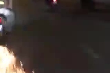 Phẫn nộ đoàn “phượt thủ” chạy xe máy tốc độ cao, quẹt chân chống xuống đường tóe lửa