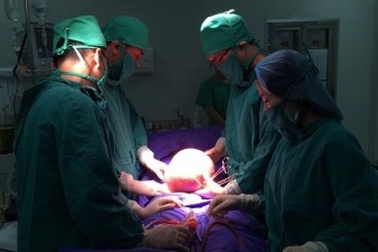 "Bóc" khối u xơ tử cung gần 3,6kg ra khỏi cơ thể bệnh nhân