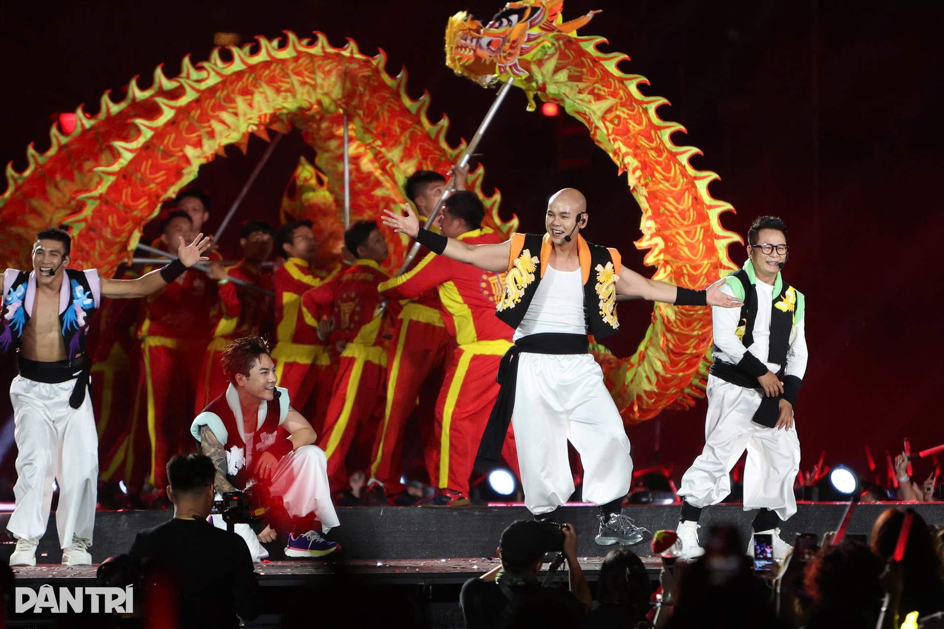 Concert Anh trai chông gai ở TPHCM: NSND Tự Long xử lý tình huống bất ngờ - 7 Concert Anh trai chông gai ở TPHCM: NSND Tự Long xử lý tình huống bất ngờ - 7