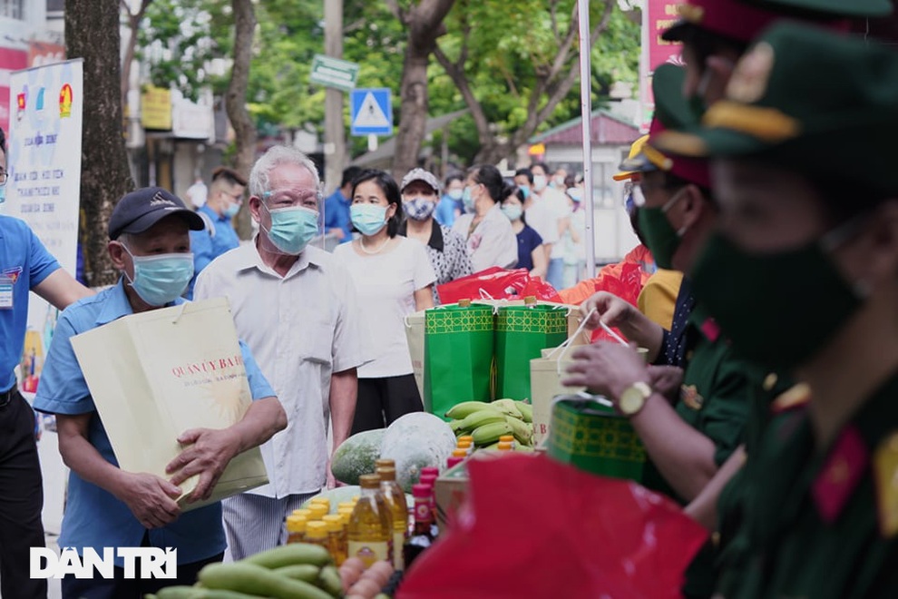 Phiên chợ đặc biệt dành cho hàng trăm người khó khăn ở Hà Nội - 5 Phiên chợ đặc biệt dành cho hàng trăm người khó khăn ở Hà Nội - 5