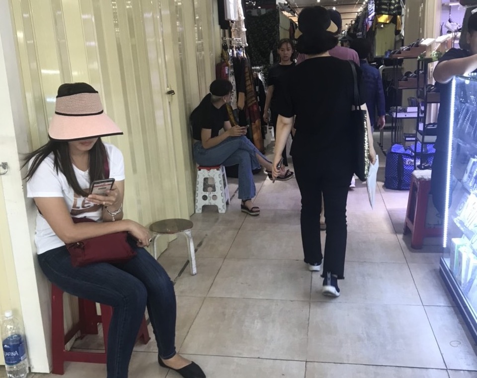 Đóng cửa hàng loạt ở trung tâm mua sắm sầm uất nhất Sài Gòn, điều gì xảy ra? - 1 Đóng cửa hàng loạt ở trung tâm mua sắm sầm uất nhất Sài Gòn, điều gì xảy ra? - 1