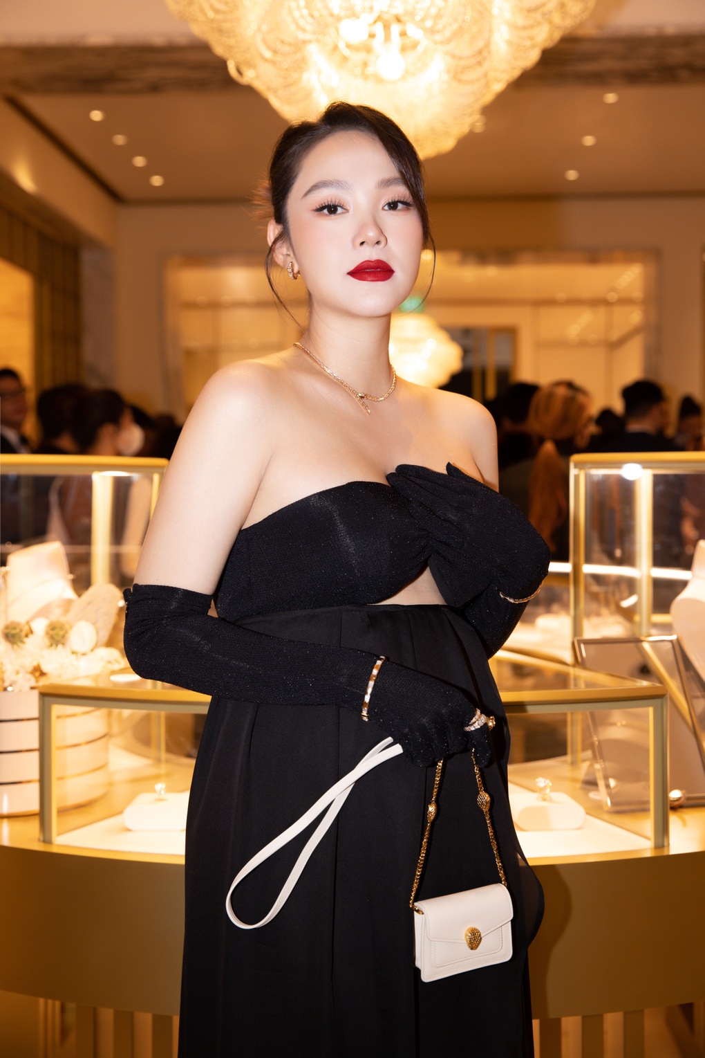 Hương Giang lạ lẫm với tóc tém, Thanh Hằng đeo trang sức 5 tỷ đồng - 12 Hương Giang lạ lẫm với tóc tém, Thanh Hằng đeo trang sức 5 tỷ đồng - 12