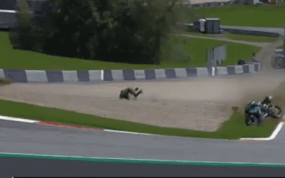 Tai nạn kinh hoàng trong chặng MotoGP tại Áo, hai chiếc xe đua biến dạng - 1 Tai nạn kinh hoàng trong chặng MotoGP tại Áo, hai chiếc xe đua biến dạng - 1