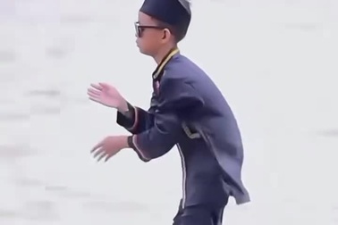 Điệu nhảy lạ trên mũi thuyền đua đang lao vun vút của bé trai gây sốt