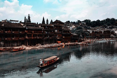 Vẻ đẹp mộng mị của Phượng Hoàng Cổ Trấn trước khi ngập trong biển lũ