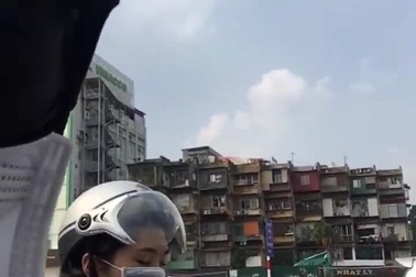 Cô gái tranh thủ... chợp mắt khi dừng đèn đỏ