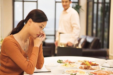 Bố bạn trai nói câu này giữa mâm cỗ, tôi thất vọng bỏ về ngay trong đêm