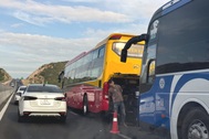 Hai ô tô khách va chạm, dòng xe ùn tắc trên cao tốc Vĩnh Hảo - Phan Thiết
