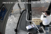 Trung Quốc: Tài xế dùng xe buýt chặn dòng lũ, cứu cụ ông suýt bị cuốn trôi