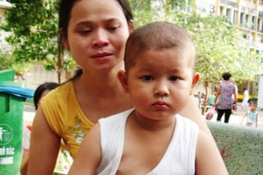 Quặn lòng trước cảnh bé mồ côi cha bị bệnh hiểm nghèo 