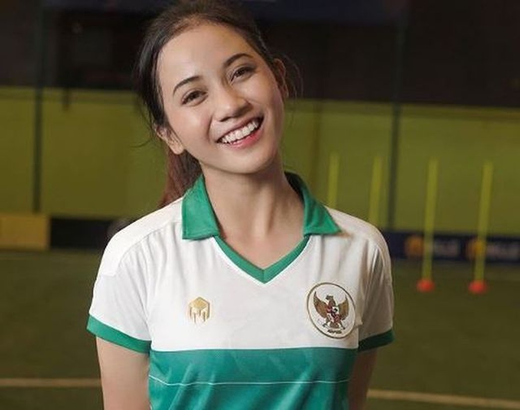 Đội trưởng tuyển nữ Indonesia gây sốt vì vẻ đẹp gợi cảm - 7 Đội trưởng tuyển nữ Indonesia gây sốt vì vẻ đẹp gợi cảm - 7