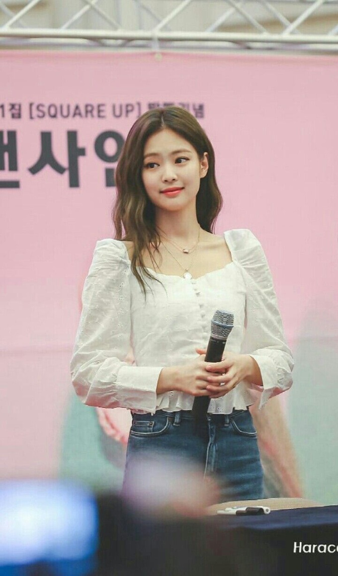 Áo sơ mi/blouse trắng nhạt cỡ nào thì vào tay các mỹ nhân Hàn cũng ra được những set đồ đẹp mê ly - Ảnh 1. Áo sơ mi/blouse trắng nhạt cỡ nào thì vào tay các mỹ nhân Hàn cũng ra được những set đồ đẹp mê ly - Ảnh 1.