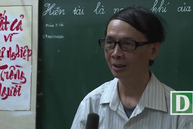 Thầy giáo khuyết tật 30 năm "không được ngồi" miệt mài dạy toán ở Hà Nội