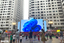 Dân chung cư góp tiền, dựng màn hình "khủng" cổ vũ bóng đá ở Hà Nội