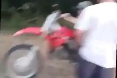 Cái kết đắng cho thiếu niên muốn thể hiện khả năng điều khiển mô tô