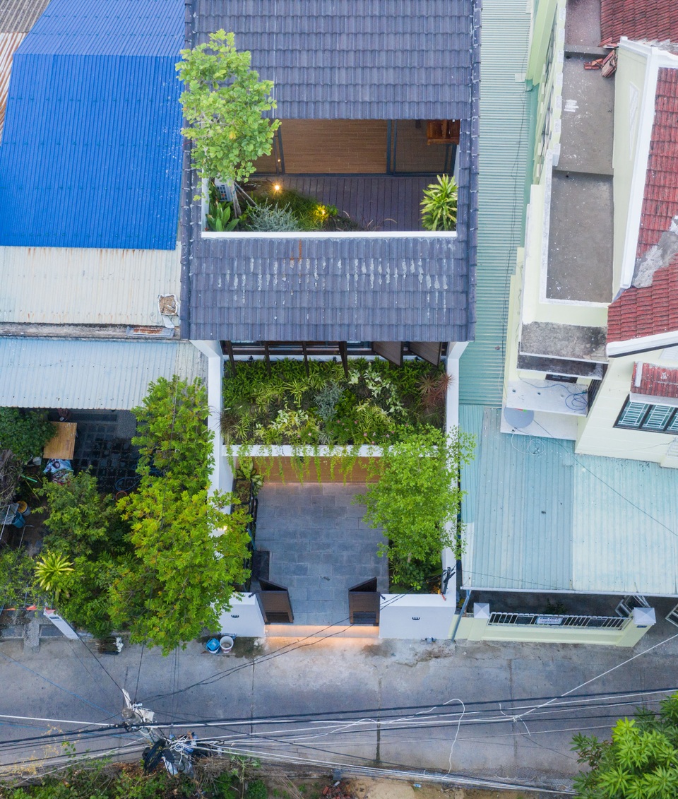 Cuộc sống thư thái trong căn nhà thủng mái độc lạ của gia đình ở Hội An - 2