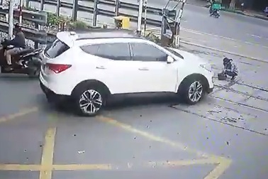 Nhân viên đường sắt bị cuốn vào gầm ô tô ngay trên đường ray