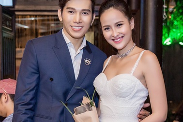 Dàn chân dài xúng xính váy áo đến dự tiệc của Á vương Ngọc Tình