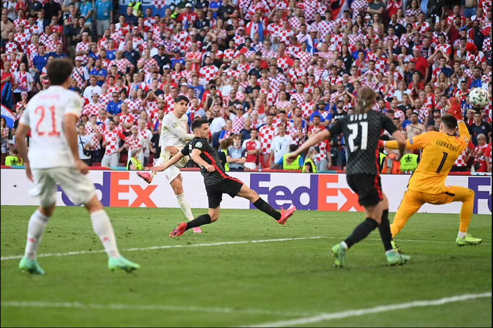 Thủ thành Tây Ban Nha bị chế giễu tràn ngập mạng xã hội sau sai lầm khó tin - 8 Thủ thành Tây Ban Nha bị chế giễu tràn ngập mạng xã hội sau sai lầm khó tin - 8