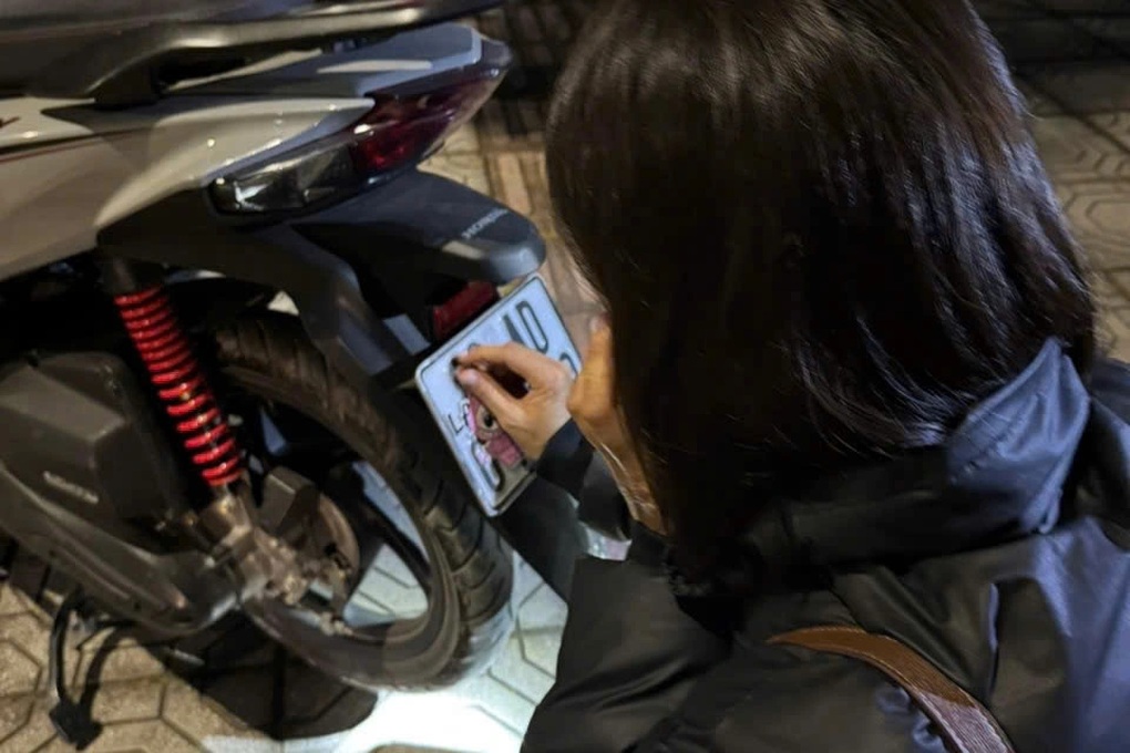 CSGT Hà Nội xử lý gần 370 tài xế che biển số, dùng điện thoại khi lái xe - 2 CSGT Hà Nội xử lý gần 370 tài xế che biển số, dùng điện thoại khi lái xe - 2