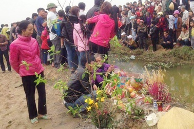 Bắt cá mãi không được, dân kéo nhau mang hương hoa đến... cúng!