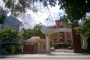 Một học sinh rơi từ tầng cao xuống sân trường