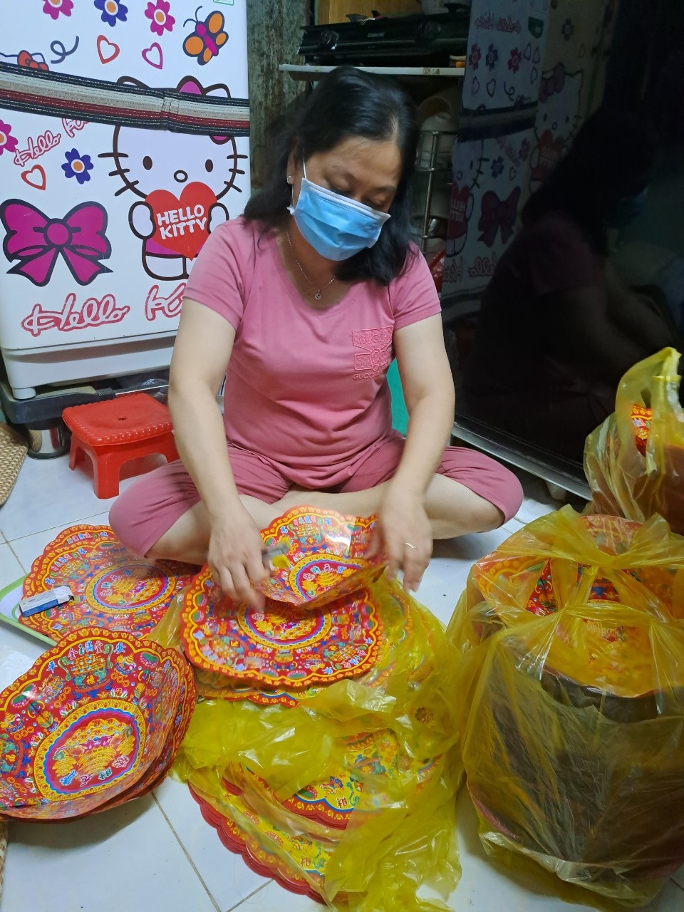 Doanh nghiệp cắn răng cắt giảm người, công nhân ăn mì gói cầm cự - 1 Doanh nghiệp cắn răng cắt giảm người, công nhân ăn mì gói cầm cự - 1