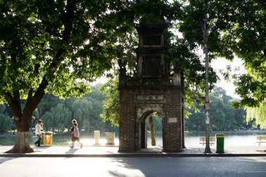 Ga tàu điện có “làm hại” cảnh quan quanh hồ Gươm?