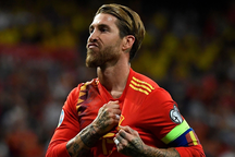 Phản ứng của HLV Enrique khi loại Sergio Ramos khỏi tuyển Tây Ban Nha