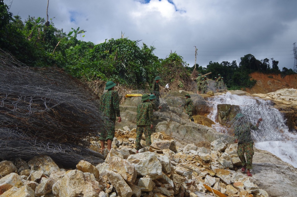 Khơi thông kênh nắn dòng chảy sông Rào Trăng để tìm người mất tích - 9 Khơi thông kênh nắn dòng chảy sông Rào Trăng để tìm người mất tích - 9