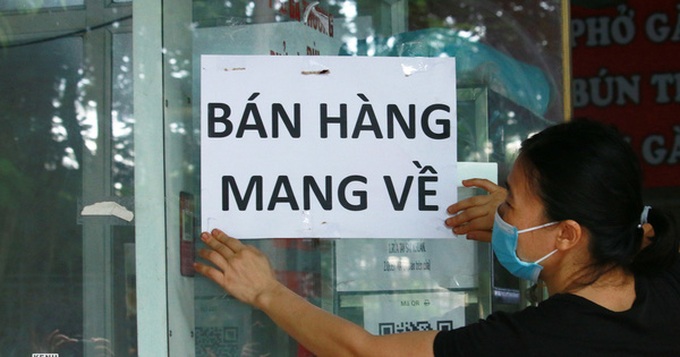 Các cửa hàng kinh doanh ăn, uống tại Cầu Giấy chỉ phục vụ mang về.