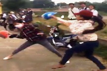 Mâu thuẫn từ facebook, nữ sinh lao vào đánh nhau