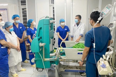 2 người hôn mê sâu, cơ thể bốc mùi trứng thối sau khi xuống bể chứa