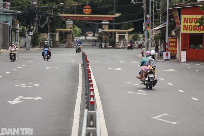 So sánh giao thông TPHCM: Trước giãn cách ùn tắc, nay chỉ còn xe cứu thương - 6 So sánh giao thông TPHCM: Trước giãn cách ùn tắc, nay chỉ còn xe cứu thương - 6