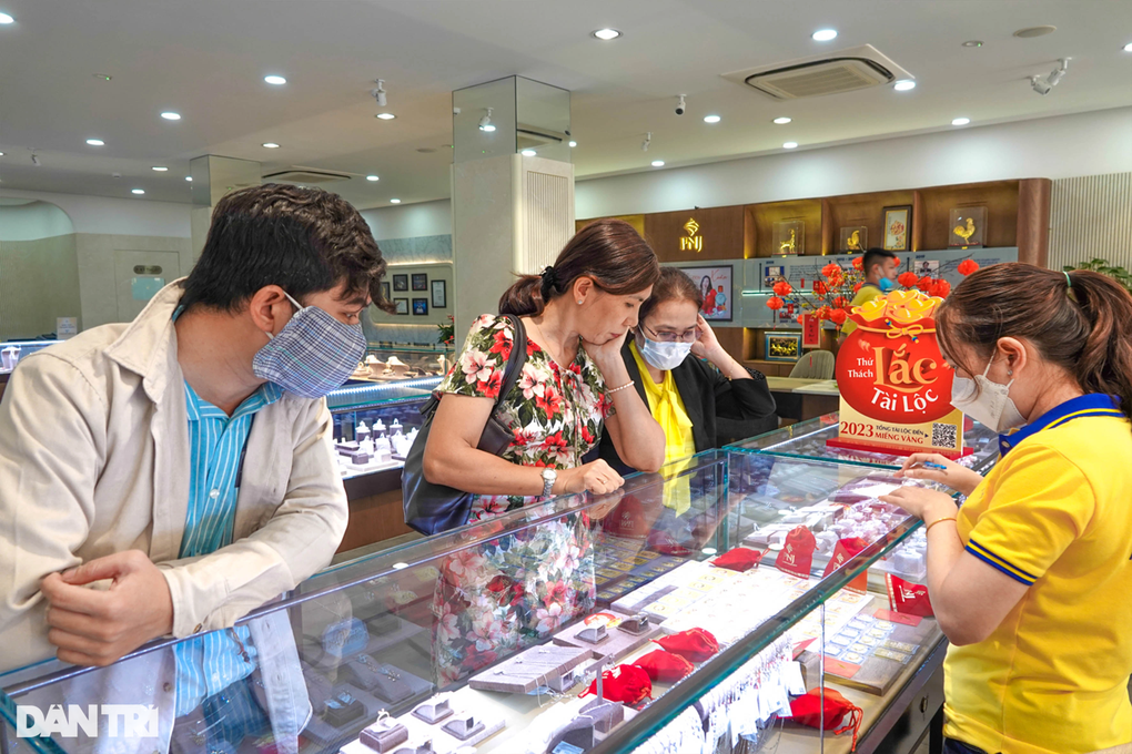 Vía thần tài ở miền Tây người mua vàng thưa thớt, vé số, cá lóc đông khách - 2 Vía thần tài ở miền Tây người mua vàng thưa thớt, vé số, cá lóc đông khách - 2