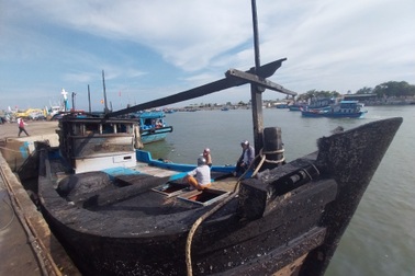 4 tàu cá bốc cháy ở cảng Ninh Chữ