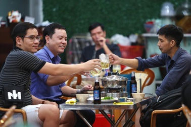 Quán nhậu ở TP Thủ Đức ngày đầu mở lại: Nơi đông đúc, chỗ im lìm