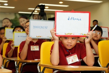 Gay cấn thi đánh vần tiếng Anh