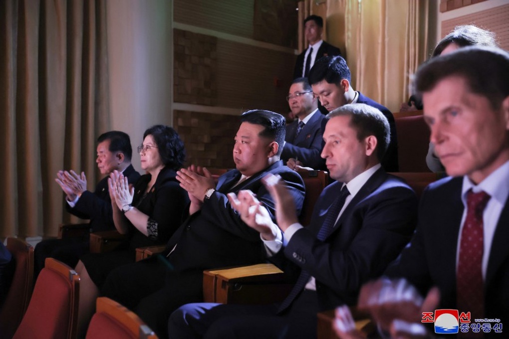 Ông Kim Jong-un xem vở ballet Người đẹp ngủ trong rừng tại Nga - 1 Ông Kim Jong-un xem vở ballet Người đẹp ngủ trong rừng tại Nga - 1