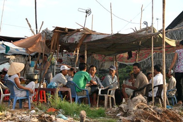 Công nhân thất nghiệp, “chợ người” đông đột biến